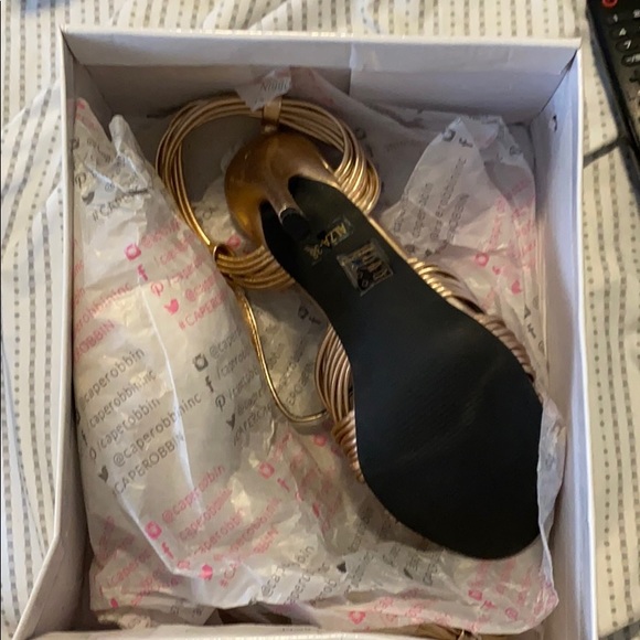 Rose gold beautiful shoes - Picture 2 of 3